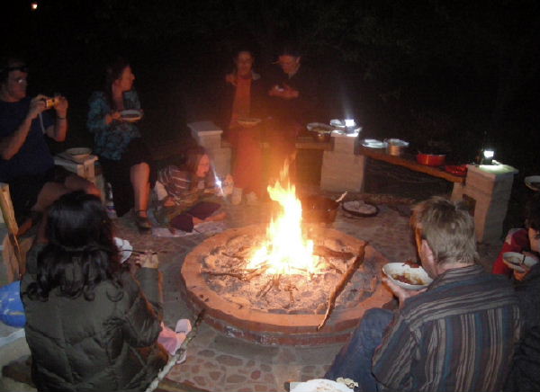 am Lagerfeuer freundet man sich schnell an