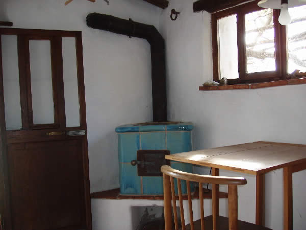 das refugio-häuschen - heizbar mit einem kleinen kachelofen.